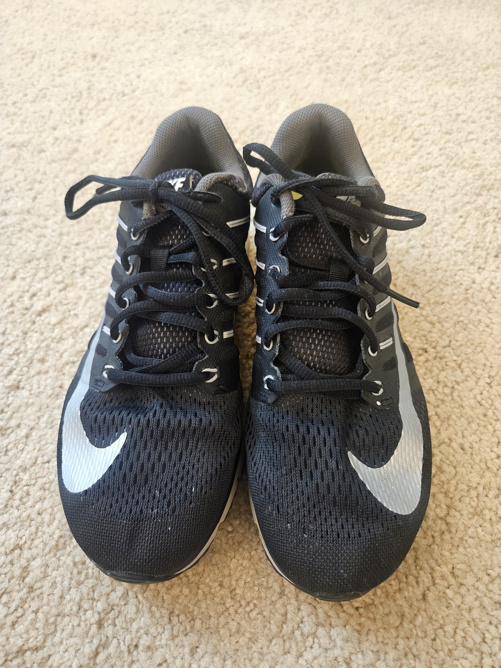 Women's Black Nike Airmax Athletic Running Shoes with Gray Accents Size 9